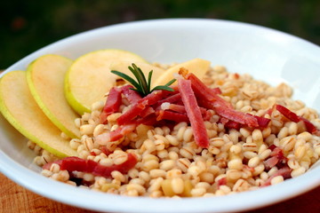 riso d'orzo con mele e speck