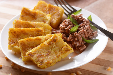 polenta di farina di mais arrostita e ragù di salsiccia