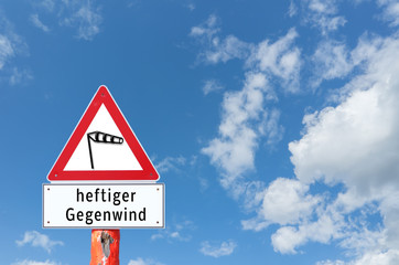 Warnschild heftiger Gegenwind