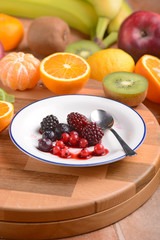 frutti di bosco con altra frutta intorno