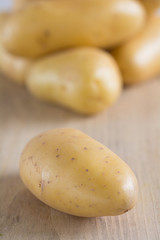 Rohe Kartoffeln liegen auf einem Holzbrett