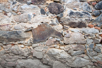 Alte Gemäuer - Natursteinmauer mit sehr unterschiedlich großen Steinen