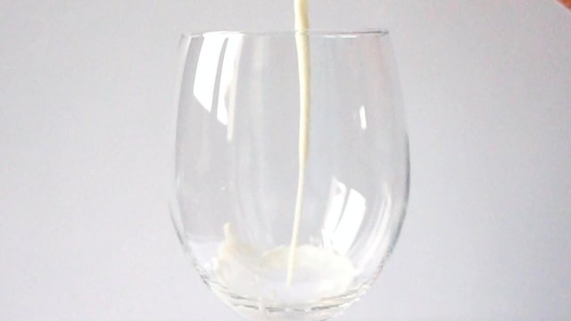 Du lait dans un verre en slow motion