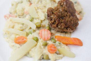 Vegetarisch mit Herz - Grünkernbratlinge auf buntem Gemüse, lecker, frisch und schnell in der Zubereitung