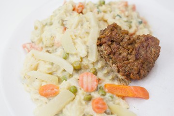 Vegetarisch mit Herz - Grünkernbratlinge auf buntem Gemüse, lecker, frisch und schnell in der Zubereitung