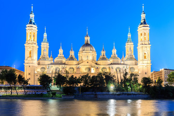 Fototapeta na wymiar Great evening view of the Pilar Cathedral in Zaragoza