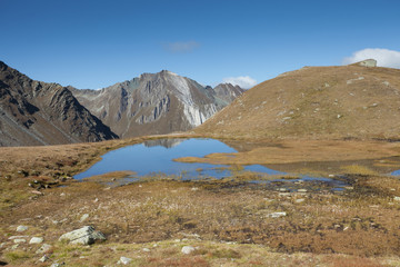 Fototapeta na wymiar Alpine lake in the Alps at fall