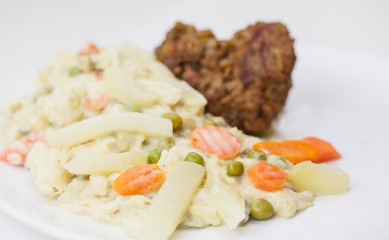 Vegetarisch mit Herz - Grünkernbratlinge auf buntem Gemüse, lecker, frisch und schnell in der Zubereitung