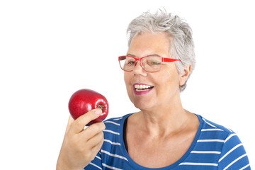 Seniorin mit roten Apfel