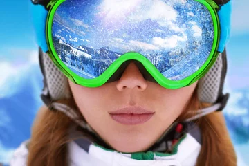 Crédence de cuisine en verre imprimé Sports dhiver Reflet du paysage de montagne d& 39 hiver dans un masque de ski.