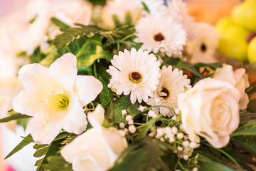 Obraz na płótnie Canvas Floral arrangement with white flowers