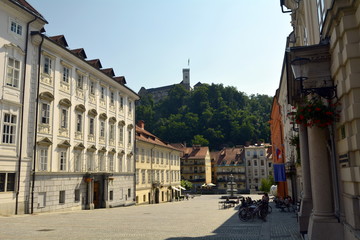 Fototapeta na wymiar Liubliana, Eslovenia. Plaza Novi con vista al castillo en la colina