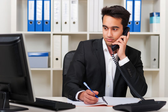 Sympathischer Mitarbeiter ber&auml;t am Telefon