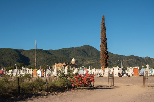El cementerio con las puertas abiertas.