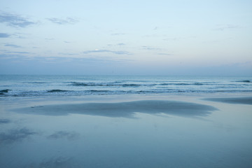 Obraz na płótnie Canvas Evening sea with reflection