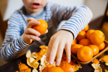  Four years boy eat a mandarin