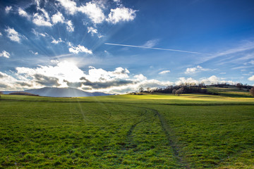 Weites Land mit Sonnenstrahlen