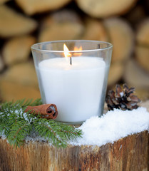 Zimowe dekoracje - świeca zapachowa w szkle - obrazy, fototapety, plakaty