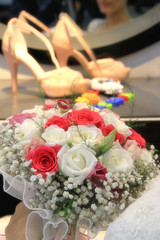 gelin buketi beyaz ve kırmızı güller gelin yüzüğü, gelin ayakkabısı ve genç kadın kutlama evlilik ve nikah töreni ve gelin