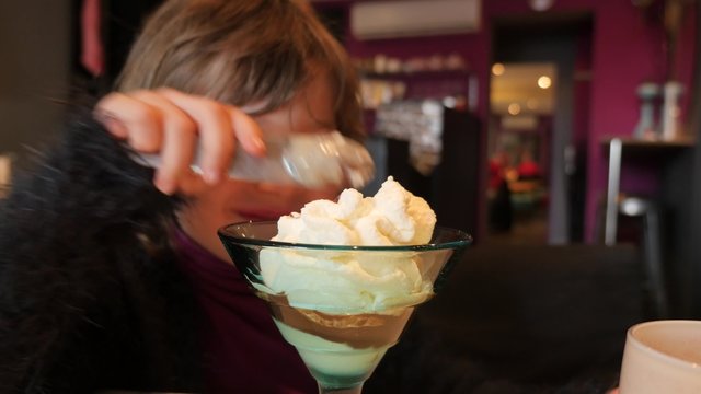 jeune glouton mangeant une glace