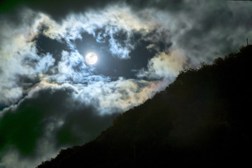 Obraz na płótnie Canvas Luna sulla montagna