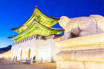 Fototapeta premium Beautiful Architecture in Gyeongbokgung Palace at Seoul city Kor