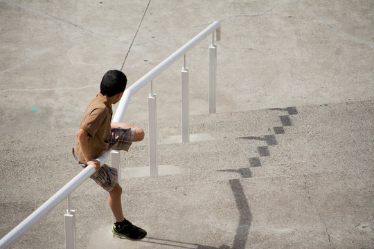 Ni&ntilde;o jugando en los pasamanos de una escalera.