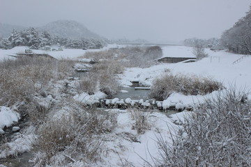 白くなる河川/雪に包まれてゆく河川の風景