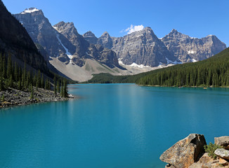 Fototapeta na wymiar Spectacular Lake Moraine, located in Banff National Park, Alberta, Canada..