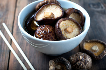 Soaking dried mushrooms shiitake rehydrate