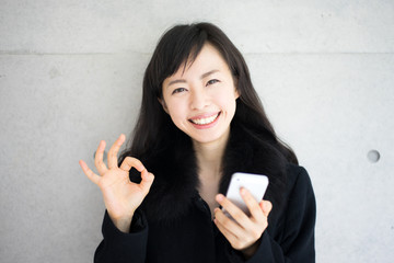 スマートフォンを持った女性