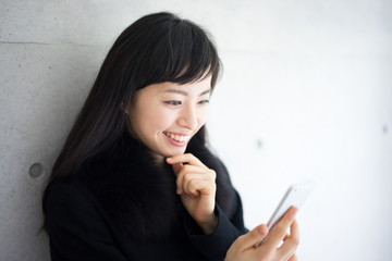 スマートフォンを持った女性