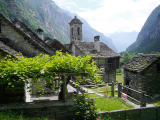 Fototapeta na wymiar Foroglio im Val Bavona, Vallemaggia, Tessin