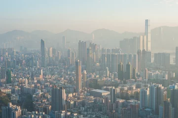 Fotobehang Een vervuild stadsbeeld van Hong Kong gezien vanaf de top van Beacon Hill, Kowloon © Stripped Pixel