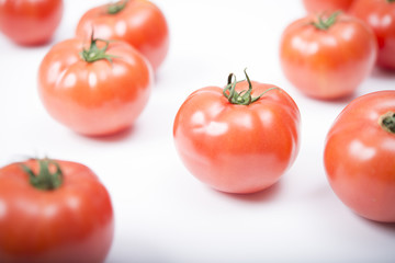 テーブルにランダムに並ぶトマト