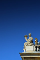 Obraz premium Beautiful roof details with golden ornaments and statues of Palace of Versailles