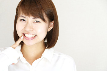 笑顔の若い女性