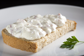 Open sandwich with cream