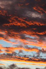Sonnenuntergang mit Regenwolken am Himmel