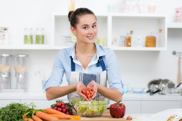 frau bereitet gesund ernährung vor