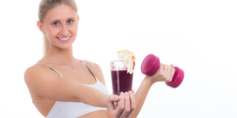 frau trinkt zum fitnesssport einen smoothie
