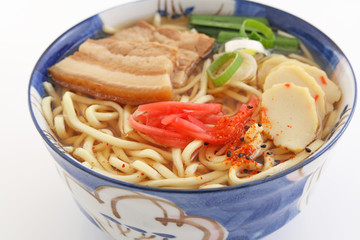 沖縄伝統料理の三枚肉そば 