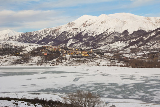 Panorama invernali in un piccolo villaggio dell'abruzzo