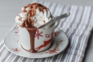 Crédence de cuisine en verre imprimé Chocolat Une tasse de chocolat chaud avec de la crème fouettée et de la poudre de cacao