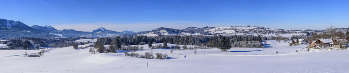 Fototapeta na wymiar Winterpanorama mit Seeg und Grünten