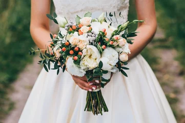 Crédence de cuisine en verre imprimé Fleurs mariée tenant un bouquet de fleurs dans un style rustique, bouquet de mariage