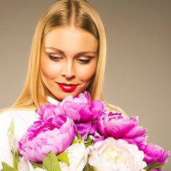 Fototapeta premium blonde with straight hair in the studio looking down.