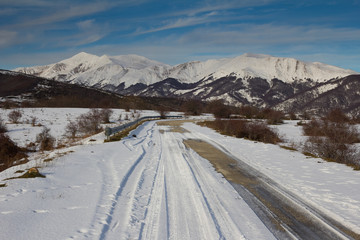 Guida invernale in una strada ghiacciata.