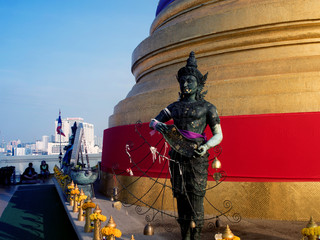 Naklejka premium Złota Pagoda Wat Saket - Świątynia Złotej Góry (Phu