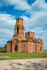 Заброшенные развалины церкви после войны